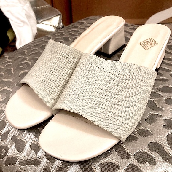 BeigeLow Heeled Slide Sandals. Size 7.5 - Picture 4 of 13